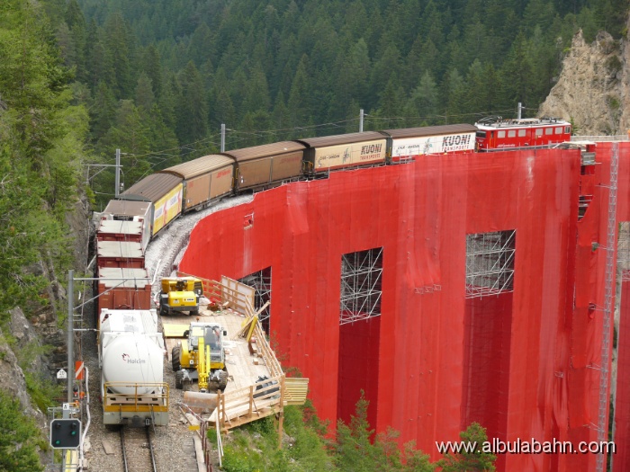 P1020479.JPG - Baustelle Landwasserviadukt