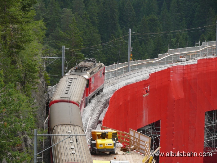 P1020489.JPG - Baustelle Landwasserviadukt
