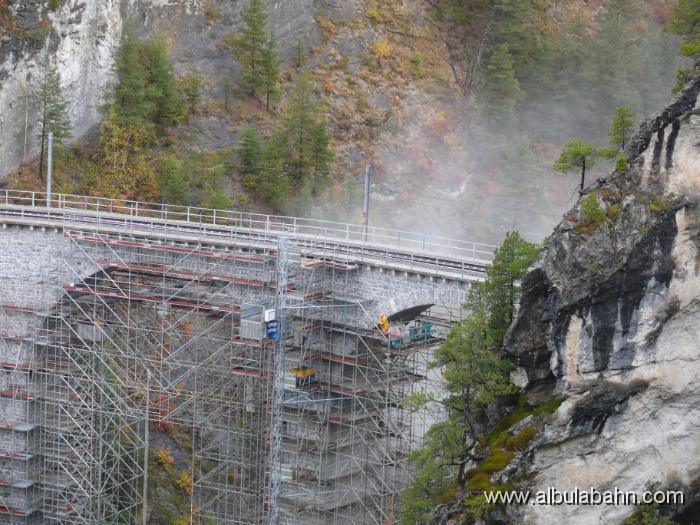 P1030485.JPG - Baustelle Landwasserviadukt