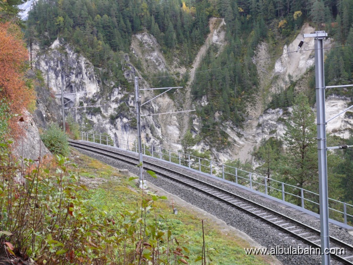 P1030751.JPG - Kurz vor dem Landwasserviadukt