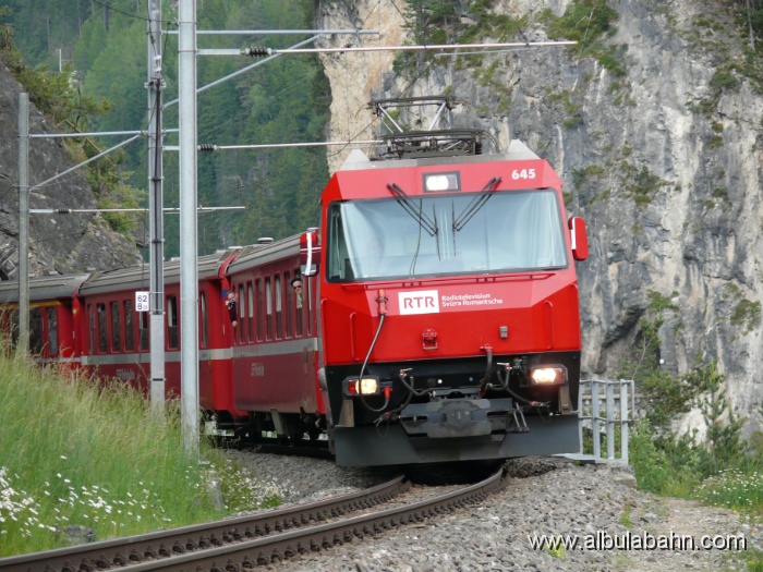 P1100725.JPG - Nach dem Landwasserviadukt