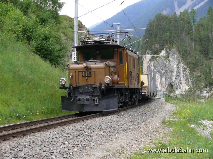 P1100748.JPG - Nach dem Landwasserviadukt