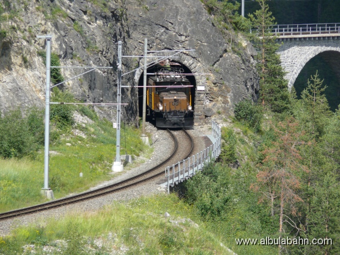 P1140965.JPG - Nach dem Landwasserviadukt
