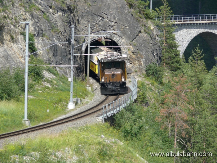 P1140966.JPG - Nach dem Landwasserviadukt