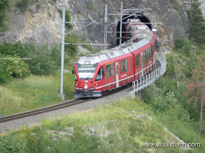 P1140998.JPG - Nach dem Landwasserviadukt