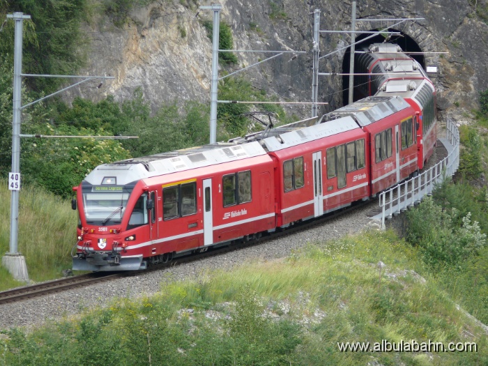 P1140999.JPG - Nach dem Landwasserviadukt